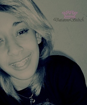 ''vou sorrir mesmo triste.Vou me levantar mesmo após cair. Sempre fui assim , feliz , persistente e acima de tudo forte ''