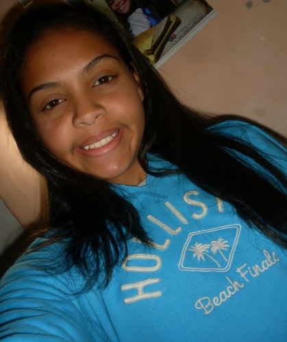 - Á fé que trago no peito, é a minha garantia, Deus me livre das maldades, me guarde onde quer que eu vá, tô fazendo a minha parte, um dia eu chego lá. ♪*