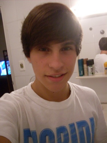 Leo, 15 anos, ator, cantor, colírio, jogador de futebol e um grande mentiroso ... quer saber mais? #follow me :]
ℱoco, ℱorça, ℱé e ℱoda-se os filhos da puta