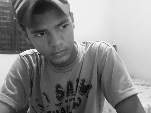 Amoo futebol sou jogador do time flamenguinho tenho 16 anos sou quase proffisional conheço varios famosos. sou apaixonado por garotas loiras*