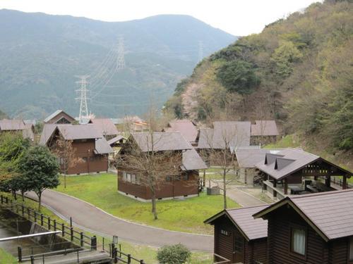 「グリーンピアなかがわ」は、いきものの生育空間を多く持つ環境作りを今年４月より取り組んでいます。月一で生物観察会など開催を行っております。まだまだ未熟ですがいい空間が出来るよう努力して行きたいと思っています。キャンプ村（キャンプ場）、スキップ広場（公園）の2つのゾーンで運営しています。