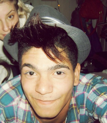 Sou uma pessoa alegre, mas muitas vezes chata. Lido com tudo que acontece comigo como um aprendizado que a vida quer me aplicar. Ah, amo o que faço: DANÇAR