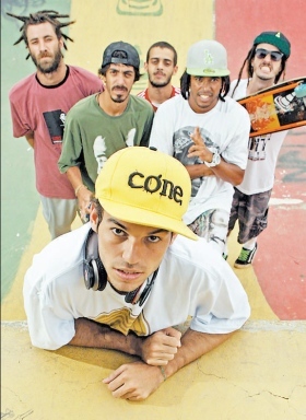 Falador tem em todo lugar, só fala a dor, mas desafio a se calar e escutar _/=\_ . @conecrewdir - @ttdovitor ! E-mail: cone.bonde.da.madrugada@hotmail.com