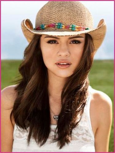 I LOVE @selenagomez because she is very pretty 
its songs are beautiful and superb ;) Selly has a real talent. I'm a real fan. I love @onedirection too ! :D