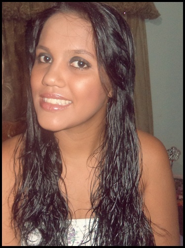 Cansei das meninas dos jardins e botequins, ricas com seus óculos ,exageros e poses. Quero beleza verdadeira, beleza diferente: a simplicidade.