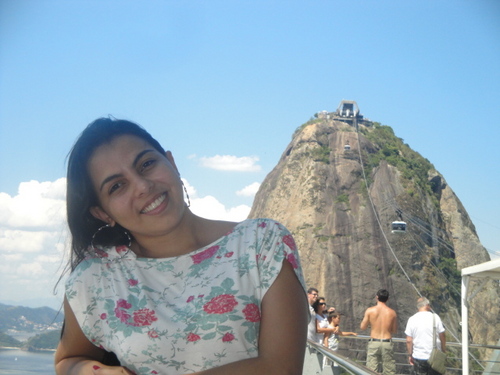 Uma pessoa feliz e de bem com a vida. Nao sou melhor e nem pior que ninguém...