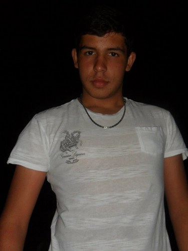 eu Ualter da Silva tenho 16 anos gosto de futebol sou santista sou muito brincalhão.