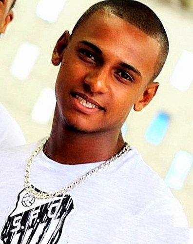 Não peço riquezas nem esperanças, nem amor, nem um amigo que me compreenda. Tudo o que eu peço é um céu sobre mim e um caminho a meus pés.