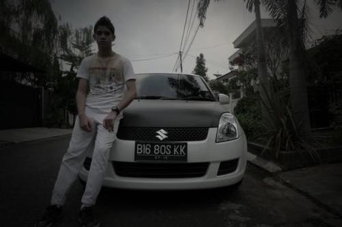 gue cuma parodinya @alghzl_kohler gue ini adiknya @LeoSOIX dan gue kembarannya @nickyIXXO dan gue punya adik yang suka gombal @romiobilang