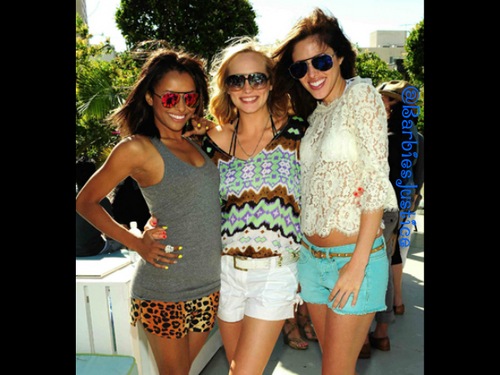 Caroline Forbes, Miss Mystic Falls or as Damon calls me Barbie.Bestfreinds with the witchy Bonnie and doppleganger Elena.{RolePlay}