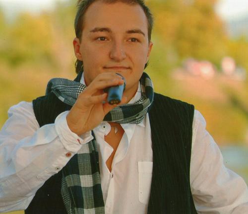 Charming,friendly,faithfull,funny,smoochy,great Hobby: Passionate  Vocalist,searching for Love and Friendship,if you want to be my Friends than follow me.^^