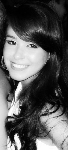 Não sei amar pela metade, não sei viver de mentiras, não sei voar com os pés no chão . Sou sempre eu mesma, mais com certeza não serei eu mesma pra sempre ;*