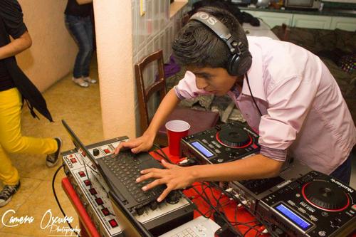 A mediados de diciembre de 2011 Juan Meezaa (Dj meztt) decidio meterse de lleno en este mundo de DJ empezó a tocar en fiestas caseras y en eventos.
