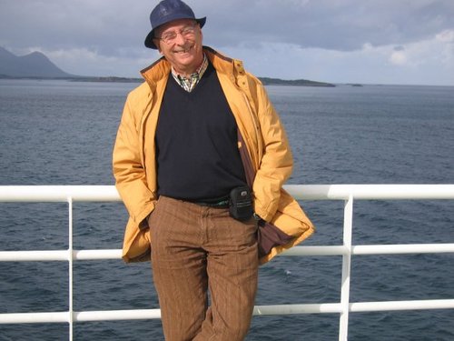 Pensionato (quasi), 56 anni di contributi, laureato in Scienze Economiche, nonno orgoglioso, paziente con le figlie, sposato, la moglie è molto paziente con me