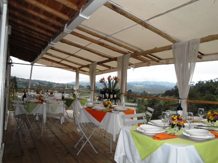 Restaurante: Comida para sibaritas y hedonistas. Ir a un restaurante es degustar el menú, la bebida, es disfrutar el espacio, la música, la compañía.