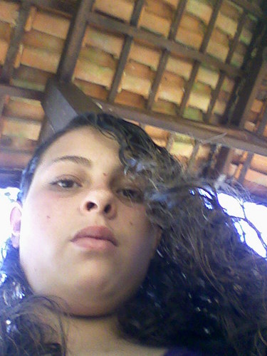 sou eu mesma, as vezes perco a cabeca, mas depois passa, sou uma menina alegre, simpatica e as vezes palhaca. curto meus amigos