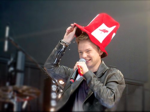 HEY! You see our follow button? You should tap that ;) Canadian Mayniacs who love Conor Maynard♥ #Mayniacs Met Conor & got RT'ed by him :)