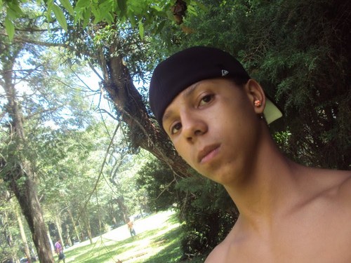 Tem 18 anos, Facebook http://t.co/8tz8it9kjz, Msn wesleiluan@hotmail.com. Surf, Sports radicais, luto MMA, quiser saber mais é só seguir (: