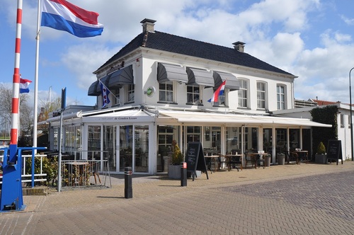 Kom eens gezellig een hapje eten bij café/restaurant de gouden leeuw of pizzeria Il leone d'oro in Terherne.