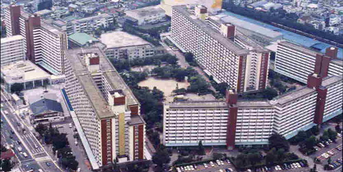 東京北区にある王子五丁目団地は、独立行政法人都市再生機構の賃貸住宅です。北本通り沿いに建つ団地で、１４階建て２２２１戸の住宅です。団地が管理開始されたのは1976年（昭和51年）です。