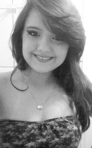 Paraibana , Estudante EM , Capricórniana , Feliz e Apaixonada pela a Vida ! '' Tô me aproximando de tudo que me faz completa, me faz feliz e que me quer bem. ''
