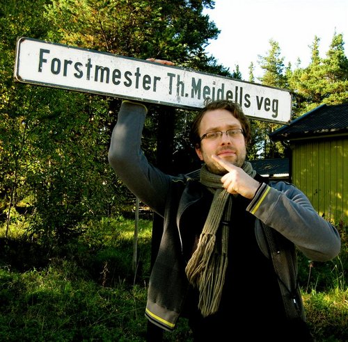 spiller i band og skrur lyd
