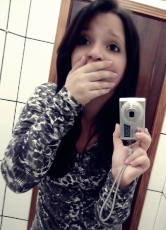 Braancaa, dos olhoos castanhoos claroos, cabeloos castanhoos escuroooos, coca-cola, chocolatee, amoor e músicaa!
seguee aee pra saber maais!