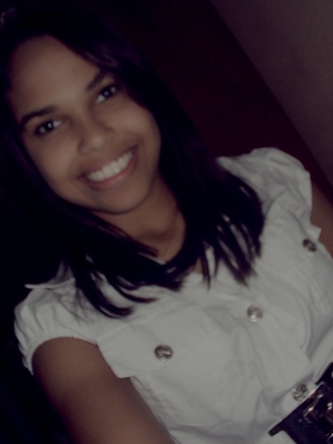 17 anos,do signo de touro, um pouco extressada KKK' fazer o q néh? chata qnd presciso haha' ,um pouco timida [com qm nn conheço fato#]& futura fisioterapeuta yn