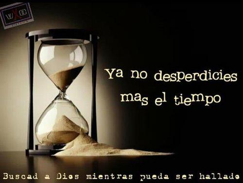 Deja de confiar en lo que te dicen tus emociones y comienza a confiar en quien te ama, te conoce, te cuida y está a tu lado siempre: Dios.
