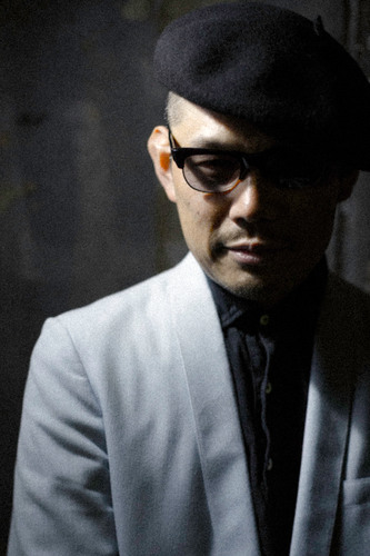 '85年よりDownBeatRulerをオーガナイズ。国内外のアーティストをプロデュース。世界で唯一の78(SP盤)DJとして世界のルーツミュージックをプレイし、2016年 自身のバンド ”Okawa & The Rulers”の1stアルバム”お城の中で” をリリース