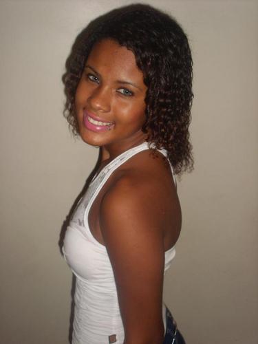 Sou uma menina divertida , louca ,meiga ,chata,sarcástica, irônica e q ama andar de skate e tocar violão!A que saber me segue q ti sigo de volta!
;)
