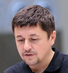 SEM specialista, ex-búvárfotós, IPSC versenyző, egy szőke ciklon apukája