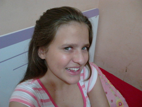sou feliz,as vezes estresssada,enfin vivo minha vida...
