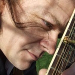 chanteur de musique pop-variété française
auteur-compositeur-interprète