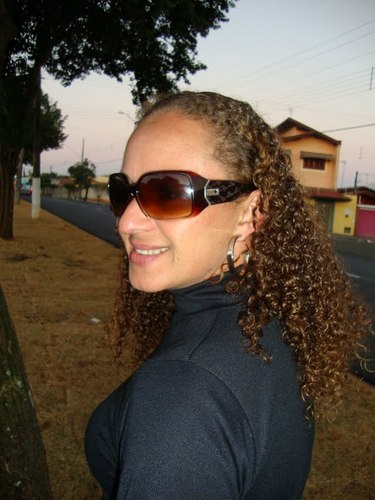 sou normal de bem com a vida,amo viver.minha frase nao faça para os outros  oque voce nao quer que faça com voce.sou feliz assim ......
