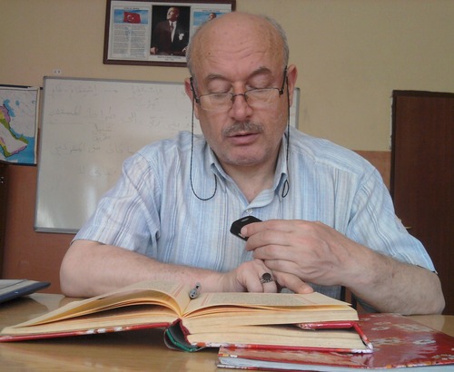Gül göreceksin dikenler arasında şaşma,
Gülleri dermeye Bak dikenlerle uğraşma...