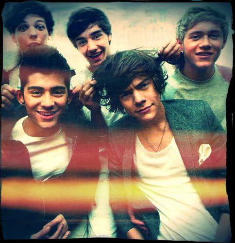 • We're portuguese Directioners! Follow our accounts: @MariiaStyles_1D and @Lauracarmolaura •• FOLLOW US! We follow back :) •
