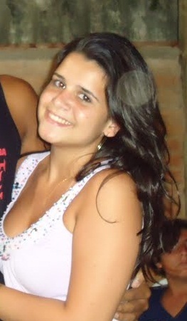 Ela tem aquele gesto doce de menina romântica mas, aquele gosto ácido de mulher moderna.