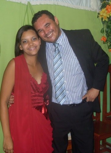 Bom,sou evangelica, amo o Deus que eu sirvo, sou autêntica, brincalhona, gosto de comer de ler a BIBLIA, sou introsada e mais.