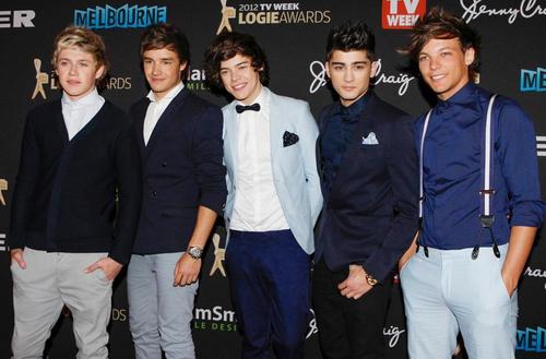 Hiyaaa! I love singing on my window ledge& I am absolutely dedicated to OneDirection! &one day I will meet @Harry_Styles