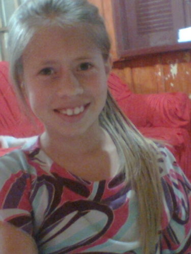 Larissa, 12 anos,Catarinense, cânceriana, estupida mas porém simpatica com quem merece