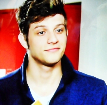 @ChayLeao Seu sorriso, seu rosto, seu cabelo, sua pele, seu senso de humor, seus olhos ... Me levam a loucura. Mesmo você não sabendo te amo demais ♥