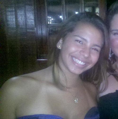 Simpatica,Do signo de Aries,Carioca,17 anos.
Dona da pagina do Bruno Mars http://t.co/E1IzOpXhRn