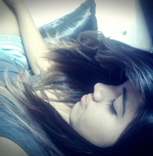 Canceriana , 14 anos , alegre , timida , desastrada e muito emotiva. Gosto de ficar na internet e com minhas amigas,e é isso ae ! follow-me '-' ?