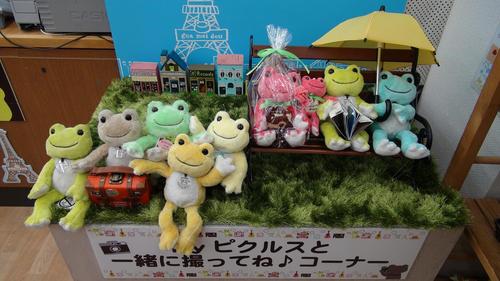 かえるのピクルスのつぶらな瞳に悩殺されて以来、出かけるときは一緒、ということが多くなってしまいました！
かえるは、縁起物「無事かえる」ですしね！
もっと早く出会っていれば良かったなぁ･･･