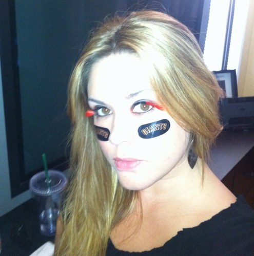 green_beans's profile picture. I’m just a girl in a world,living in captivity of an unhealthy society.Every bite we take is either fighting disease or feeding it.So I’m livin’ la vida #NSNG