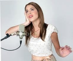 Violetta es una serie de Disney Channel Original Que se transmite a las 6:30 Hasta la 7:30 PM y tiene 4 personajes principales Ludmila, Leon, Tomas Y Violetta.