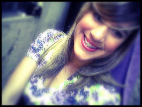 Tua palavra é o que me fortalece
Quando é noite, quando o dia amanhece
Eu posso crer no seu amor
Faça chuva, faça sol
Ao teu lado eu não me sinto só ..♥'