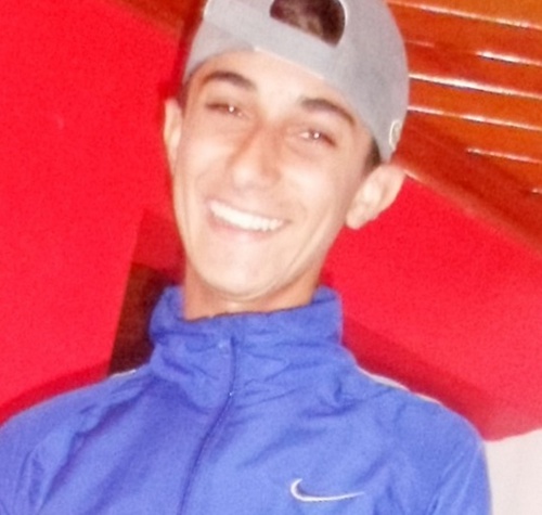 - Sou apenas + um garoto correndo atrás de seus sonhos um bom malandro conquistador naipe de artista e de jogador ♪♪