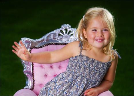 Opvolgster van @prinsWA_NL, 8 jaar, volledige naam: Catharina-Amalia Beatrix Carmen Victoria, geboren op 7 december 2003